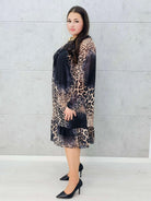 Sukienka w panterkę z falbaną midi – Stylowa XL