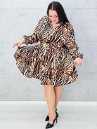 Sukienka w panterkowy wzór – elegancka z paskiem Stylowa XL