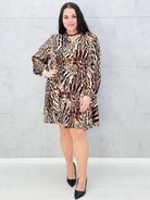 Sukienka w panterkowy wzór – elegancka z paskiem Stylowa XL