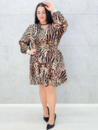 Sukienka w panterkowy wzór – elegancka z paskiem Stylowa XL