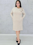 Sukienka w paski z kwiatową aplikacją – moda dla kobiet plus size. Stylowa XL