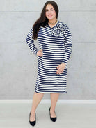 Sukienka w paski z kwiatową aplikacją – moda dla kobiet plus size. Stylowa XL