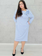 Sukienka w paski z kwiatową aplikacją – moda dla kobiet plus size. Stylowa XL
