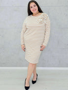 Sukienka w paski z kwiatową aplikacją – moda dla kobiet plus size. Stylowa XL