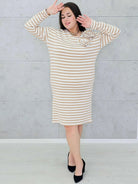 Sukienka w paski z kwiatową aplikacją – moda dla kobiet plus size. Stylowa XL