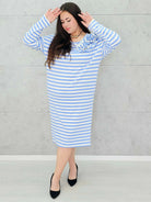 Sukienka w paski z kwiatową aplikacją – moda dla kobiet plus size. Stylowa XL