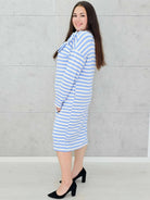 Sukienka w paski z kwiatową aplikacją – moda dla kobiet plus size. Stylowa XL