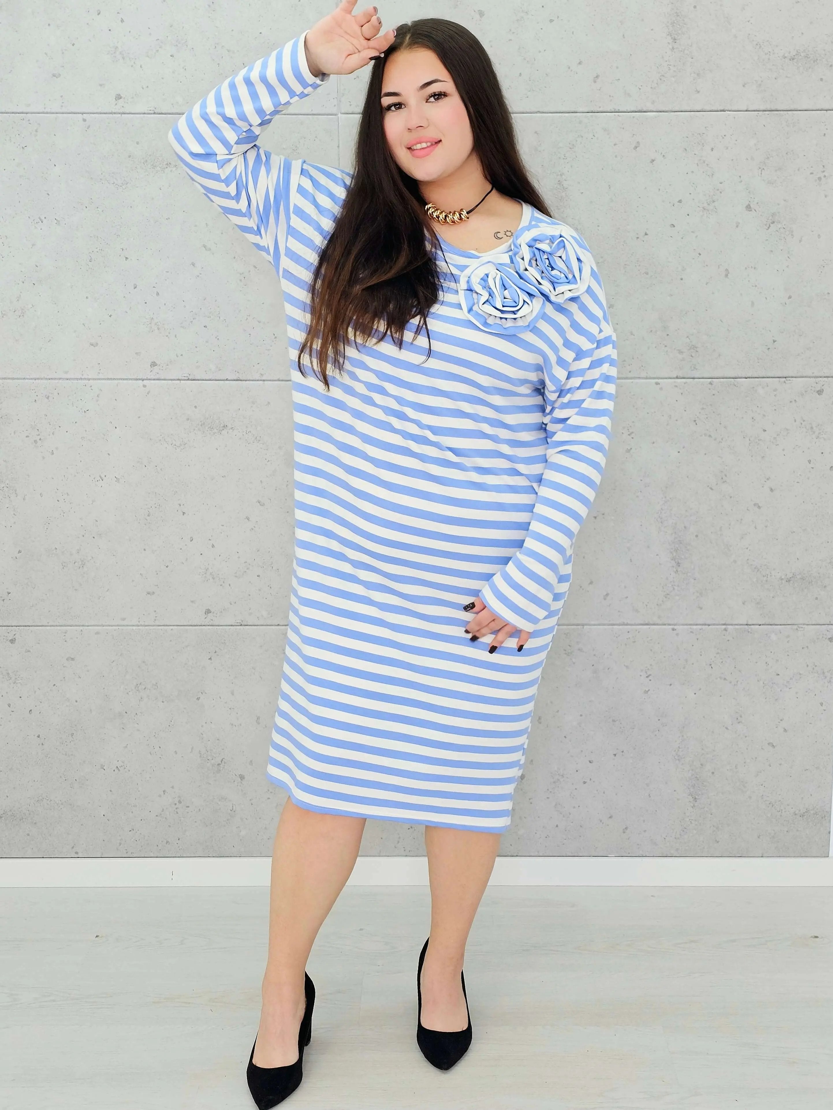 Sukienka w paski z kwiatową aplikacją – moda dla kobiet plus size. Stylowa XL