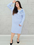 Sukienka w paski z kwiatową aplikacją – moda dla kobiet plus size. Stylowa XL
