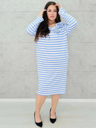 Sukienka w paski z kwiatową aplikacją – moda dla kobiet plus size. Stylowa XL