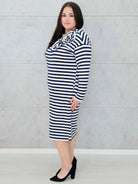 Sukienka w paski z kwiatową aplikacją – moda dla kobiet plus size. Stylowa XL