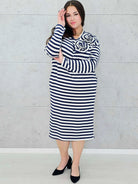 Sukienka w paski z kwiatową aplikacją – moda dla kobiet plus size. Stylowa XL