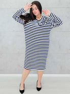 Sukienka w paski z kwiatową aplikacją – moda dla kobiet plus size. Stylowa XL