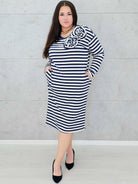 Sukienka w paski z kwiatową aplikacją – moda dla kobiet plus size. Stylowa XL