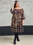 Sukienka w wzór brązowy i wiązaniem przy dekolcie. Stylowa XL