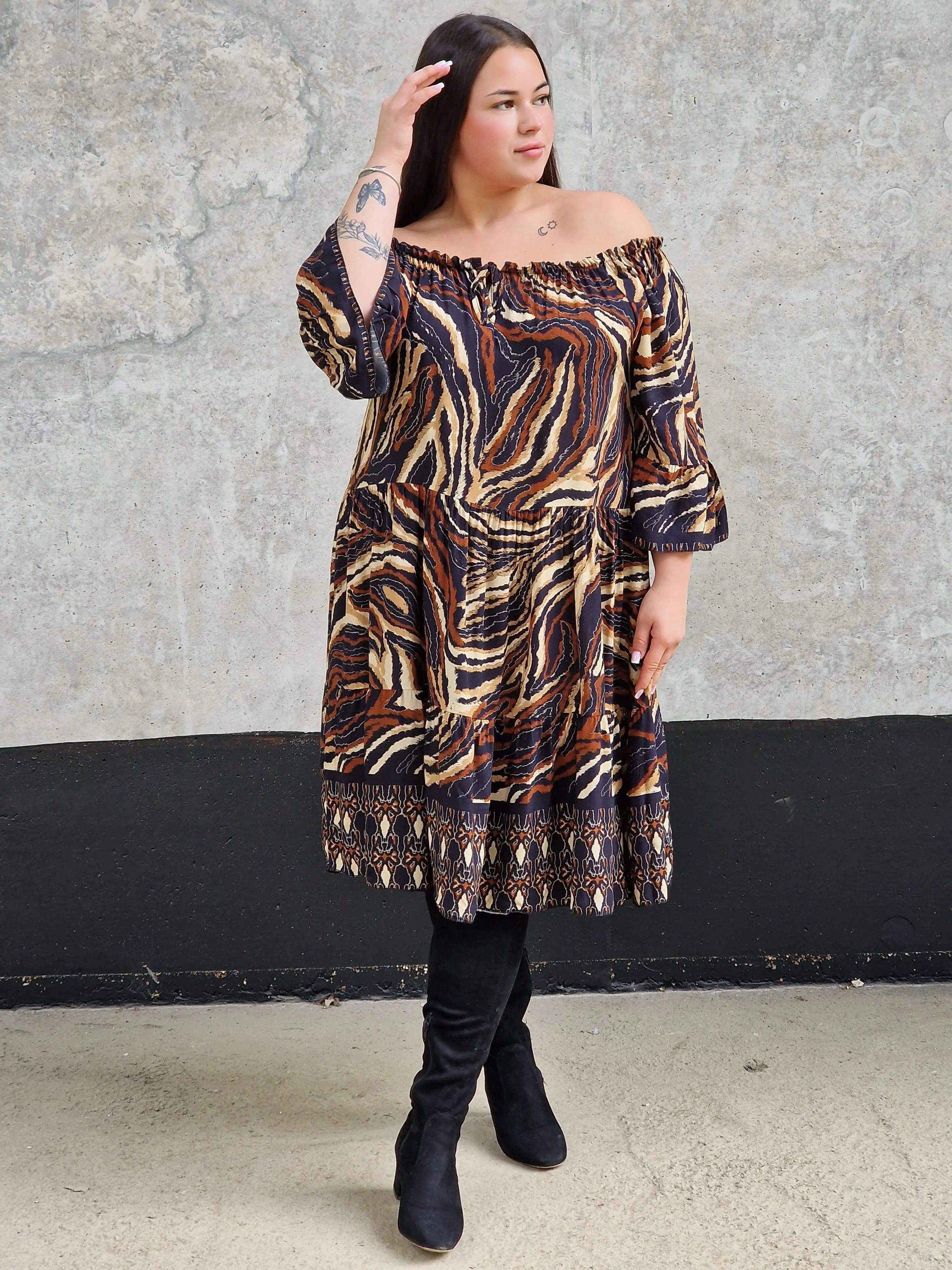 Sukienka w wzór brązowy i wiązaniem przy dekolcie. Stylowa XL