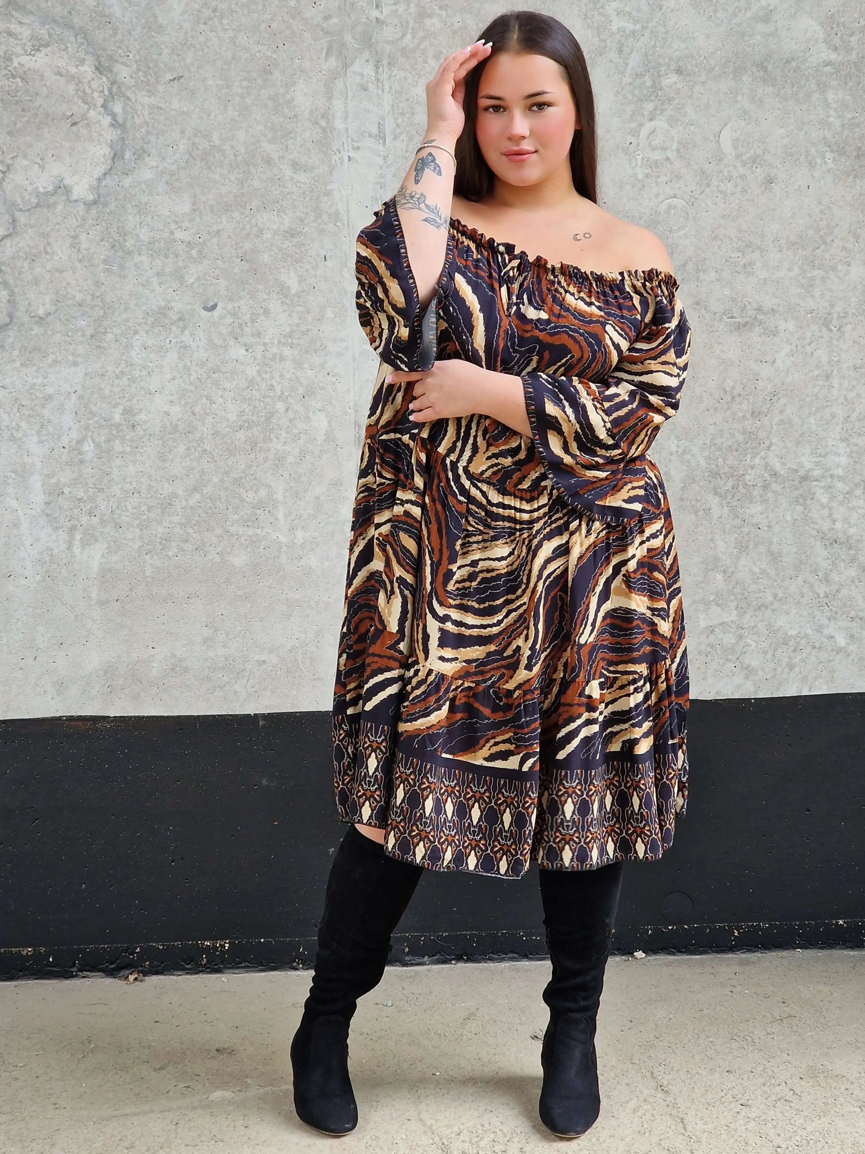 Sukienka w wzór brązowy i wiązaniem przy dekolcie. Stylowa XL