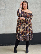 Sukienka w wzór brązowy i wiązaniem przy dekolcie. Stylowa XL