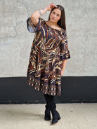 Sukienka w wzór brązowy i wiązaniem przy dekolcie. Stylowa XL