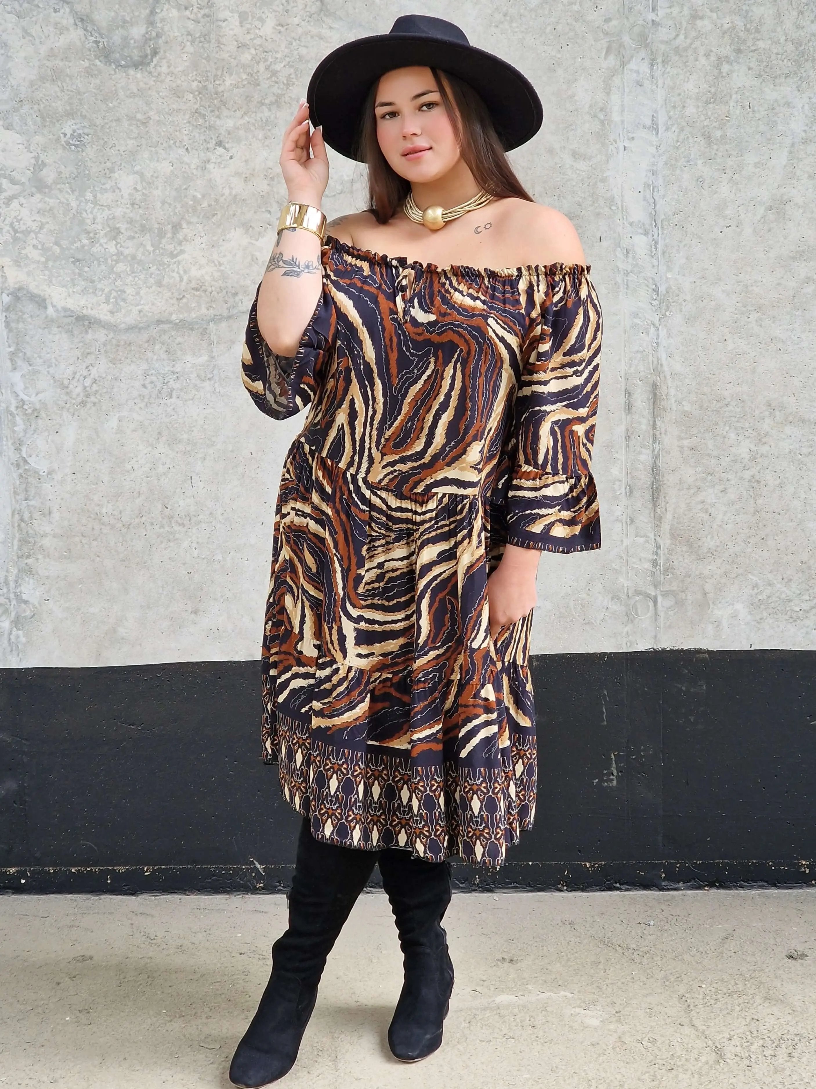 Sukienka w wzór brązowy i wiązaniem przy dekolcie. Stylowa XL