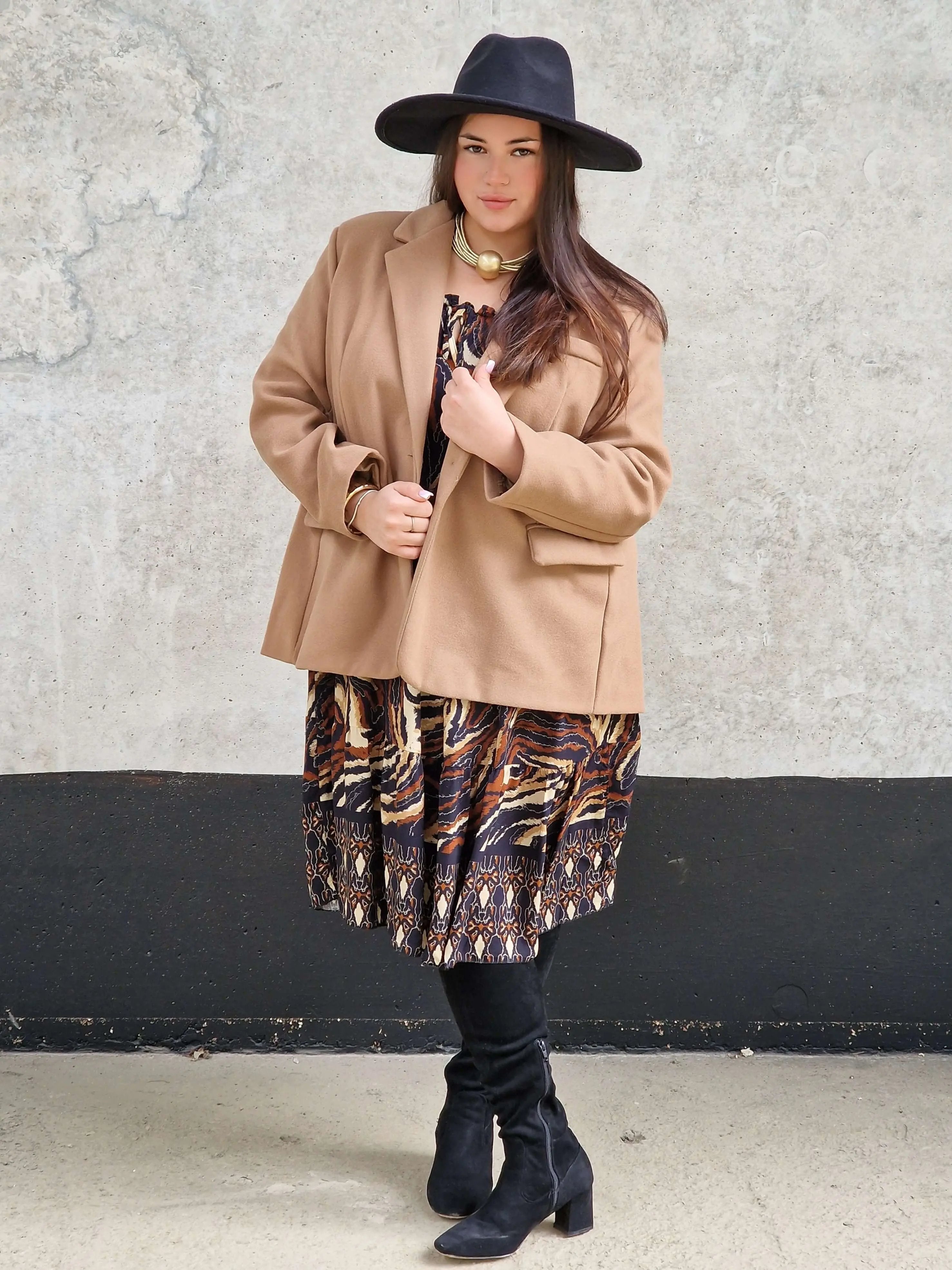 Sukienka w wzór brązowy i wiązaniem przy dekolcie. Stylowa XL