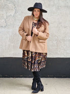 Sukienka w wzór brązowy i wiązaniem przy dekolcie. Stylowa XL