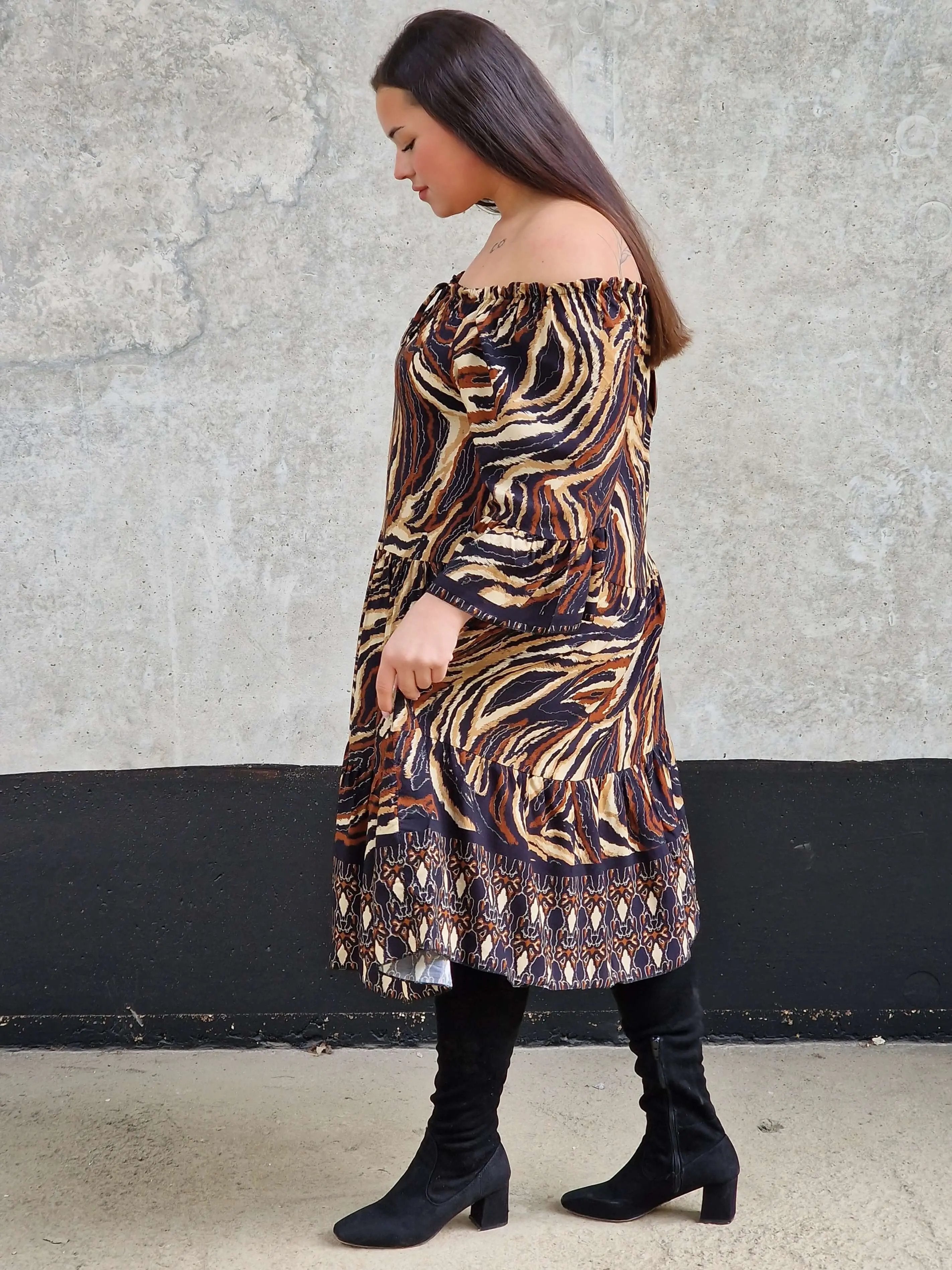 Sukienka w wzór brązowy i wiązaniem przy dekolcie. Stylowa XL