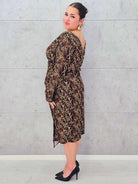 Sukienka w zwierzęcy wzór – elegancja i dzikość w jednym Stylowa XL