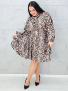 Sukienka w zwierzęcy wzór – elegancki fason plus size z paskiem Stylowa XL