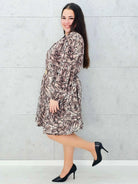 Sukienka w zwierzęcy wzór – elegancki fason plus size z paskiem Stylowa XL