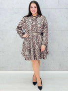 Sukienka w zwierzęcy wzór – elegancki fason plus size z paskiem Stylowa XL