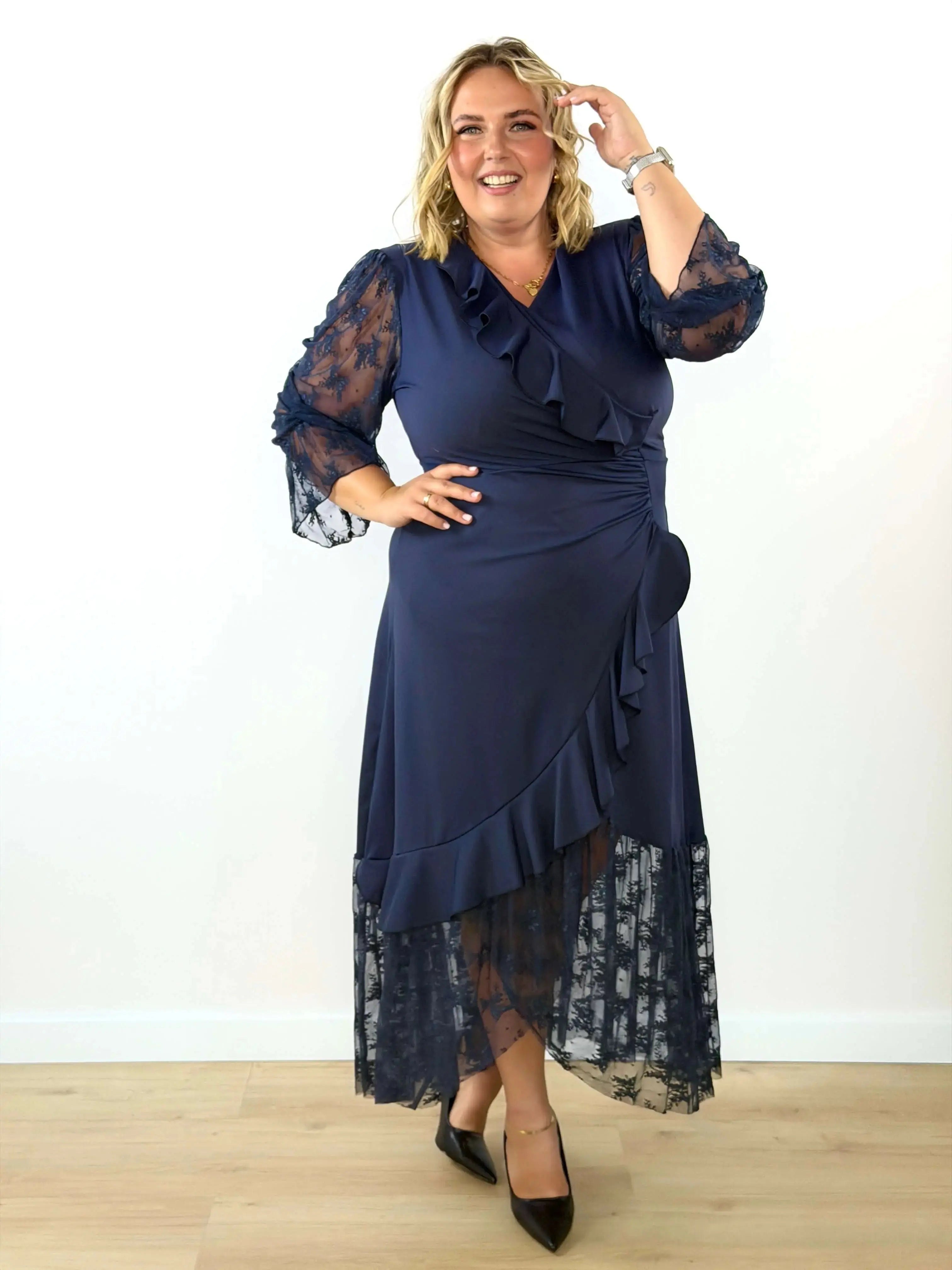 Sukienka wizytowa plus size z koronką i falbanami – zjawiskowy fason na wyjątkowe okazje Stylowa XL