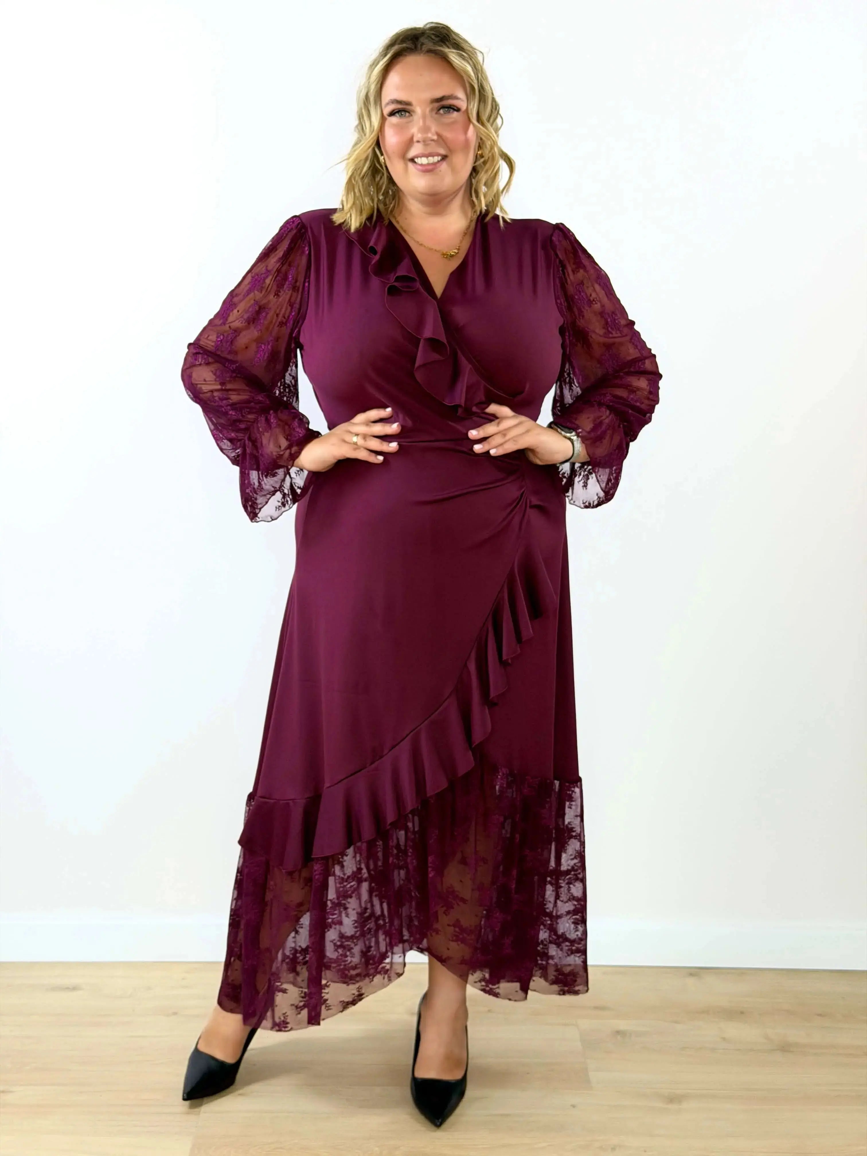 Sukienka wizytowa plus size z koronką i falbanami – zjawiskowy fason na wyjątkowe okazje Stylowa XL
