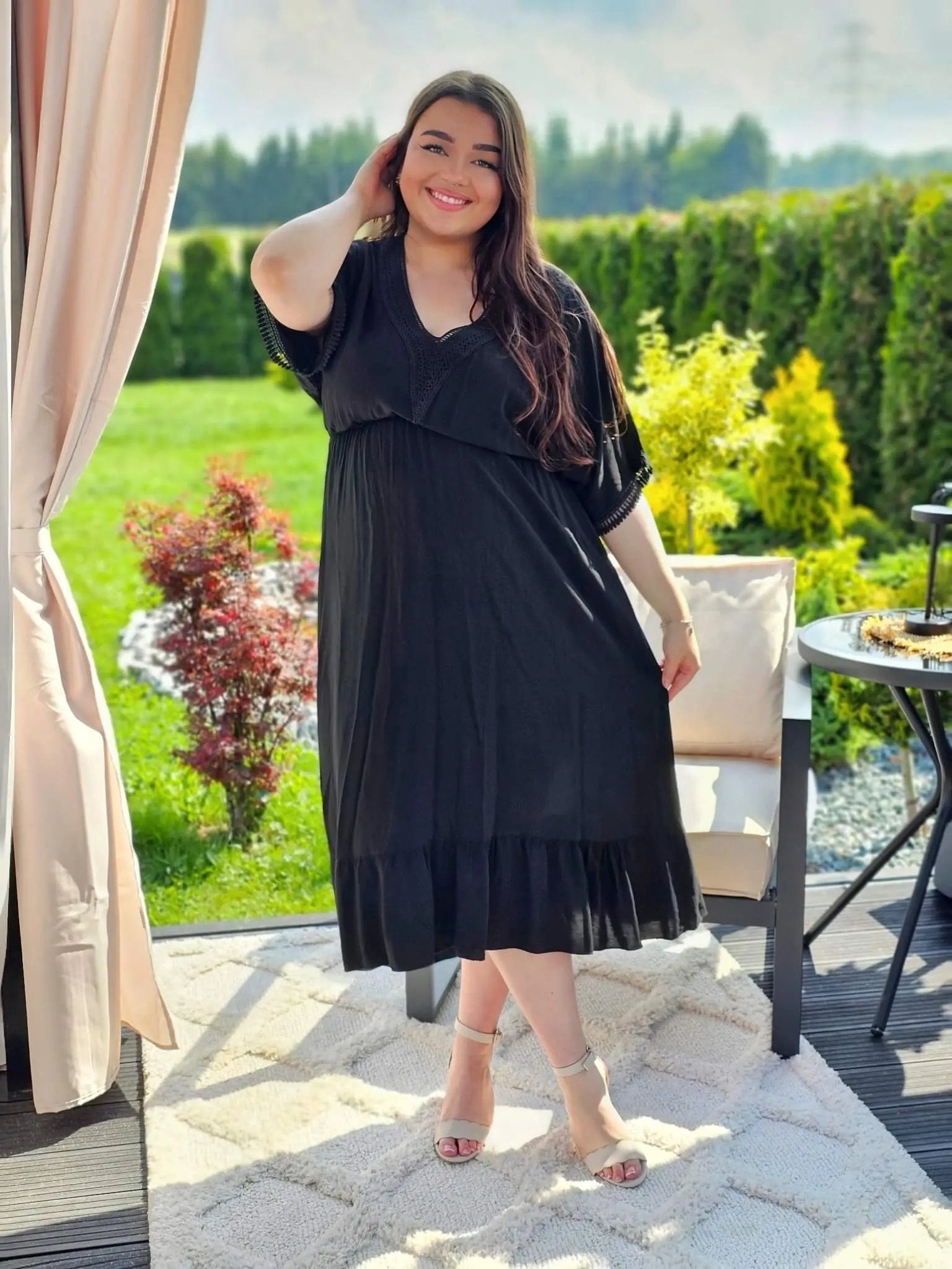 Sukienka  wstawkami haftu  - cztery kolory Stylowa XL