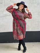 Sukienka  z Kwiatowo-Zwierzęcym Wzorem i Falbanką przy Dekolcie -  dwa kolory Stylowa XL