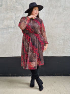 Sukienka  z Kwiatowo-Zwierzęcym Wzorem i Falbanką przy Dekolcie -  dwa kolory Stylowa XL