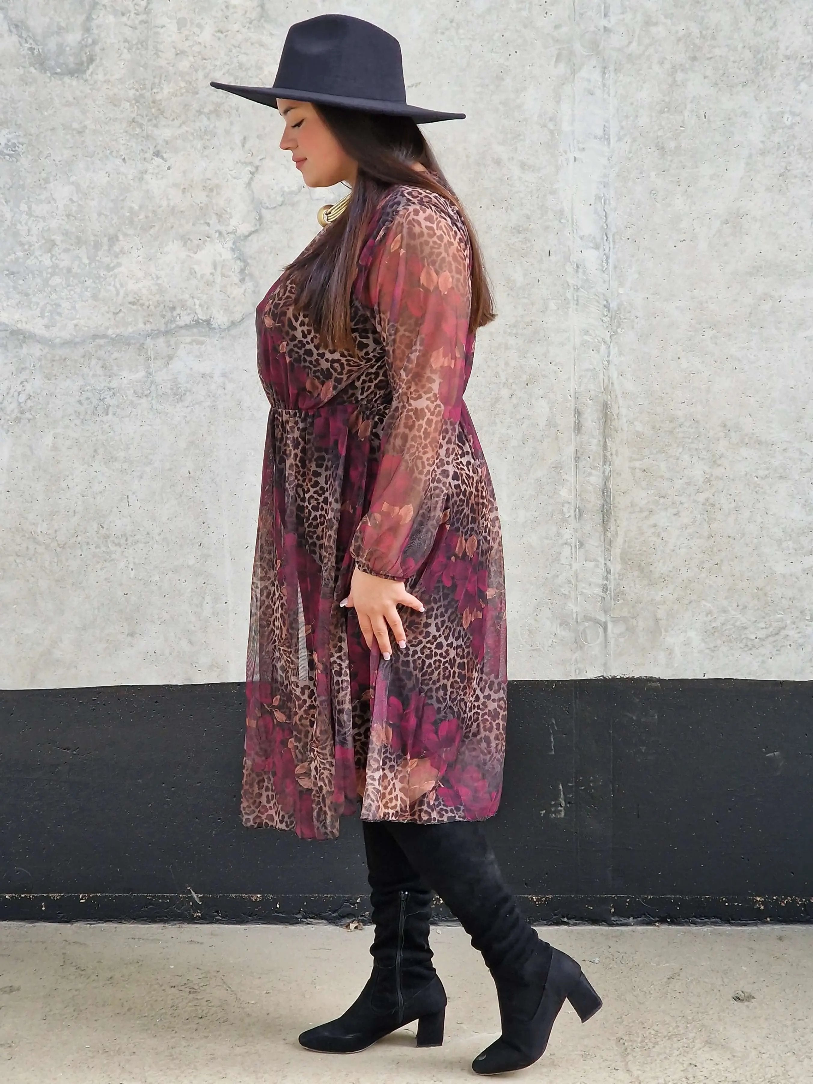 Sukienka  z Kwiatowo-Zwierzęcym Wzorem i Falbanką przy Dekolcie -  dwa kolory Stylowa XL