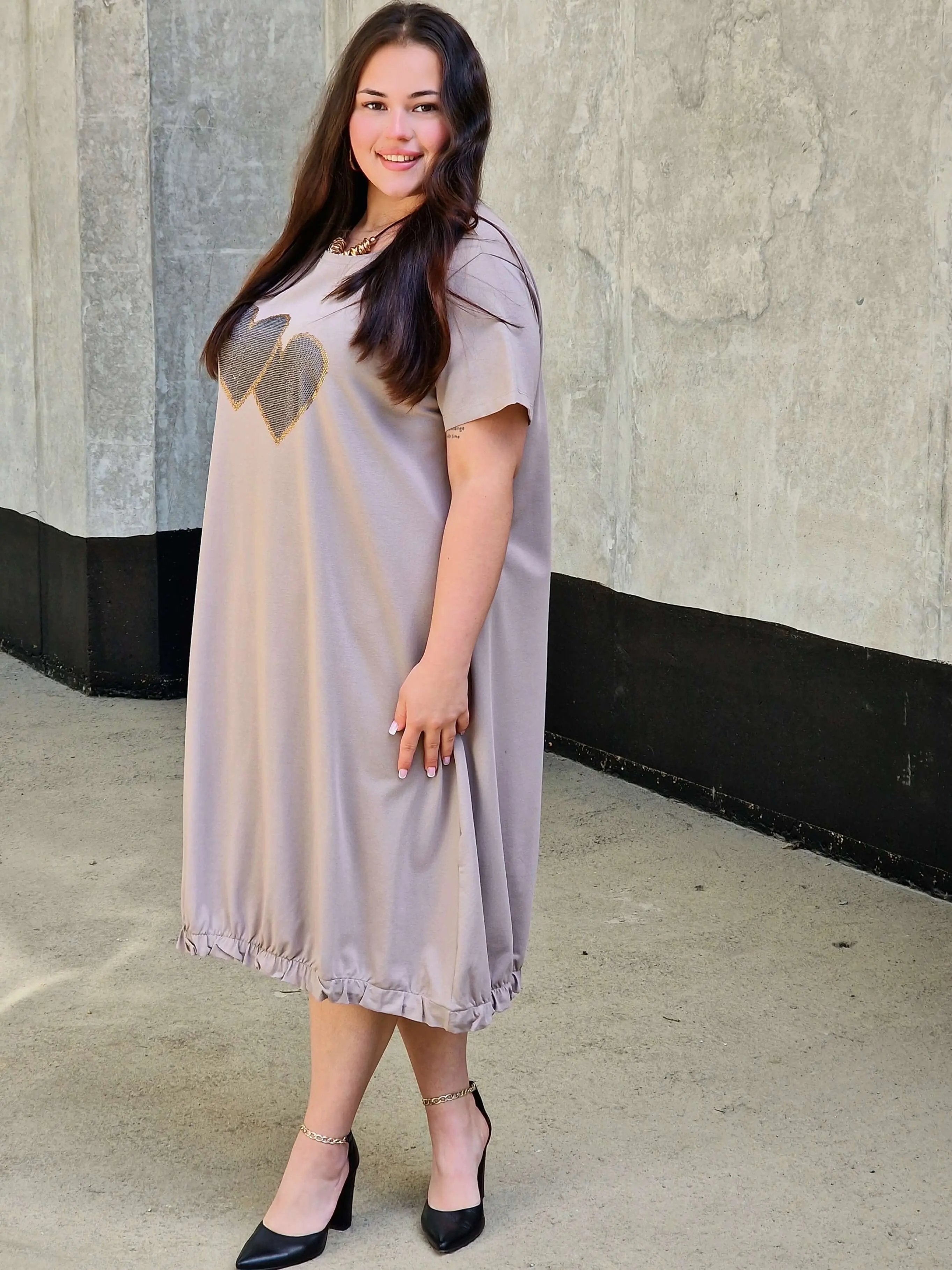 Sukienka z aplikacją serduszek Stylowa XL