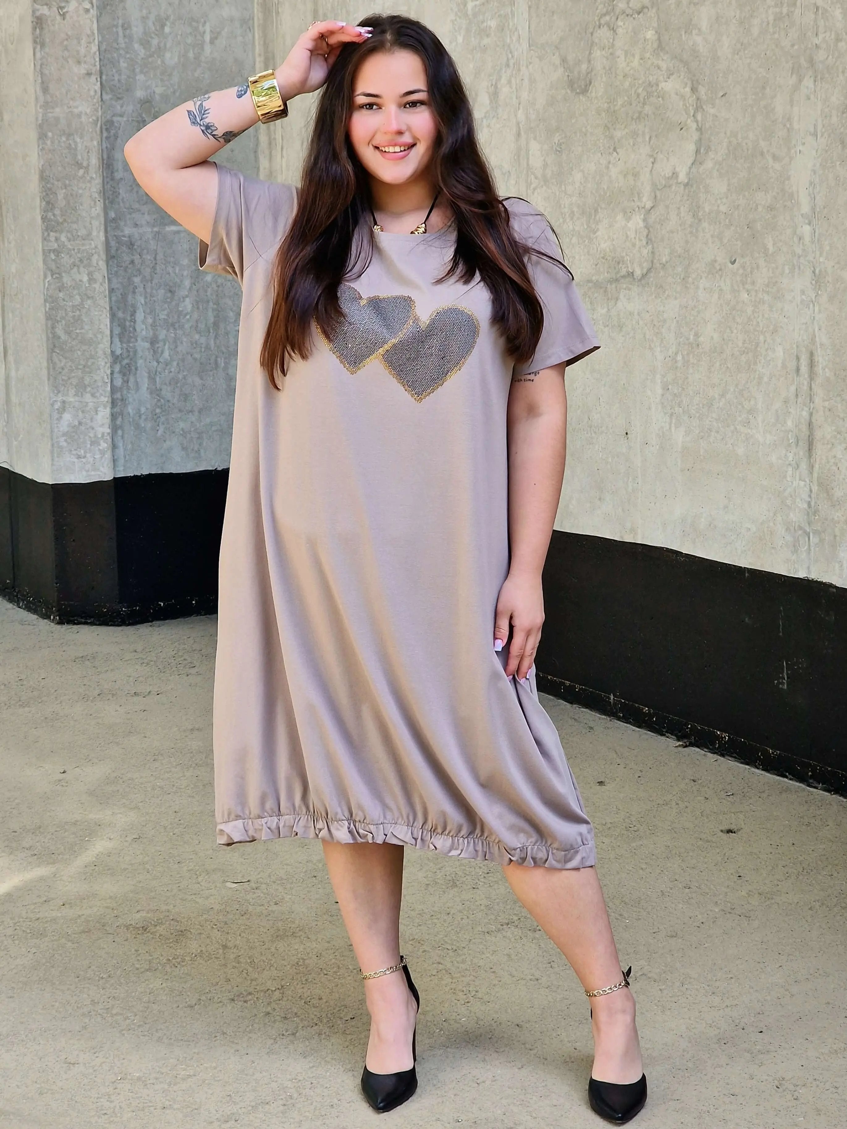 Sukienka z aplikacją serduszek Stylowa XL