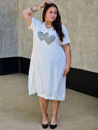 Sukienka z aplikacją serduszek Stylowa XL