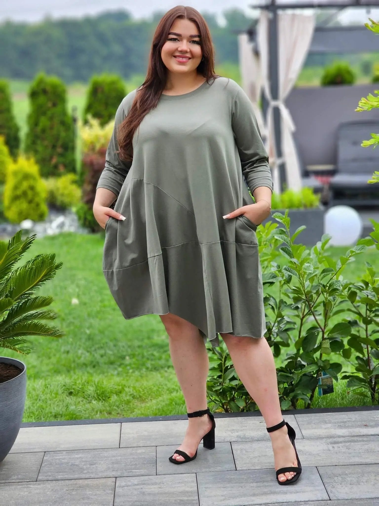 Sukienka z asymetrycznym dołem Stylowa XL