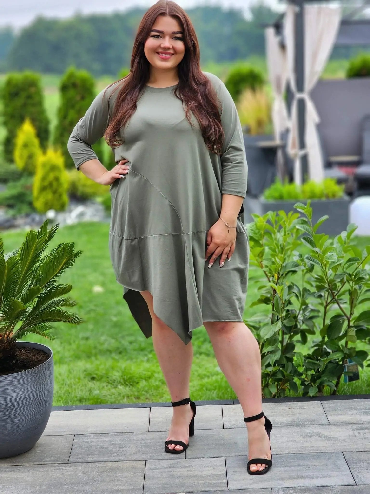 Sukienka z asymetrycznym dołem Stylowa XL