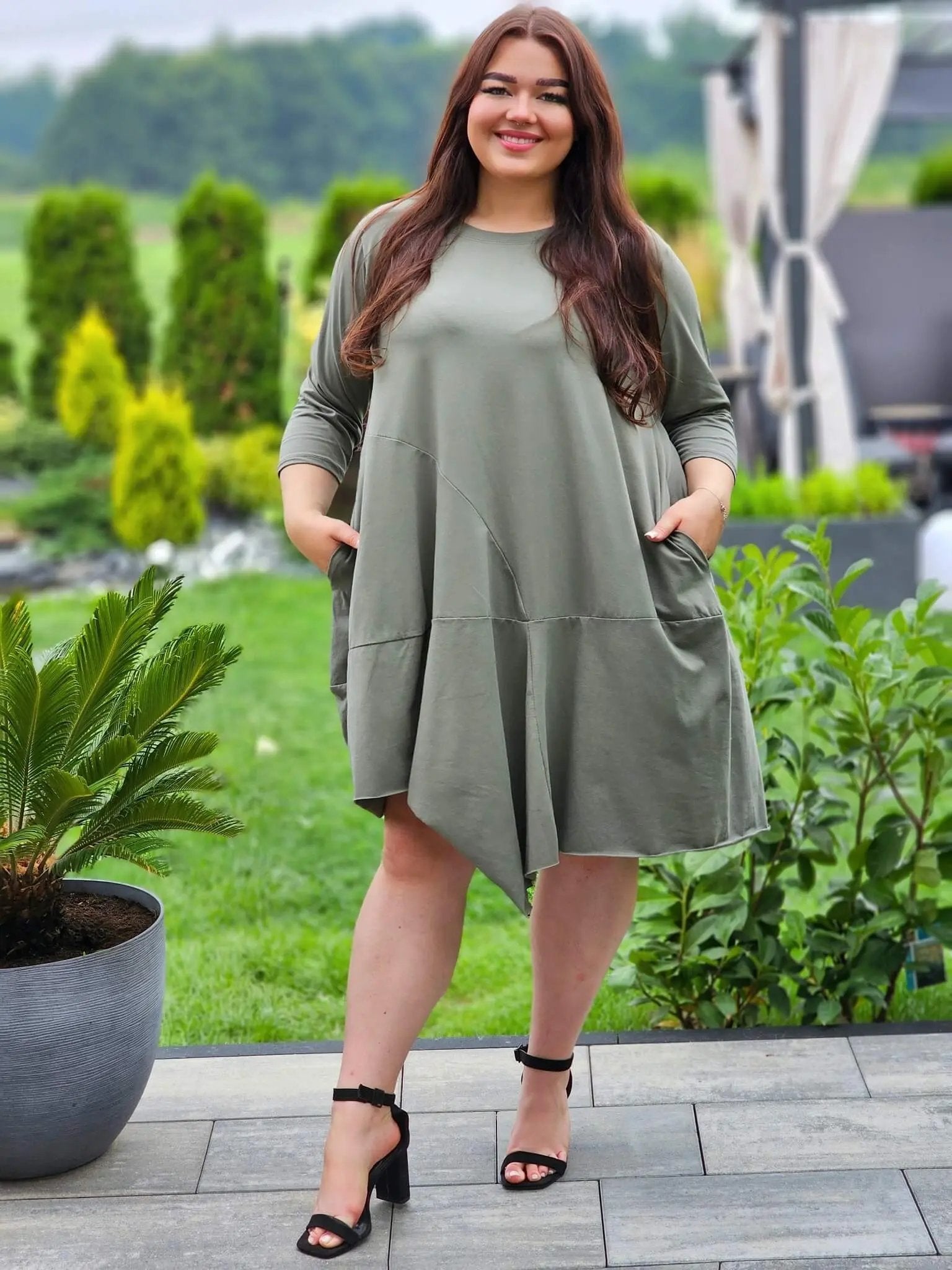 Sukienka z asymetrycznym dołem Stylowa XL