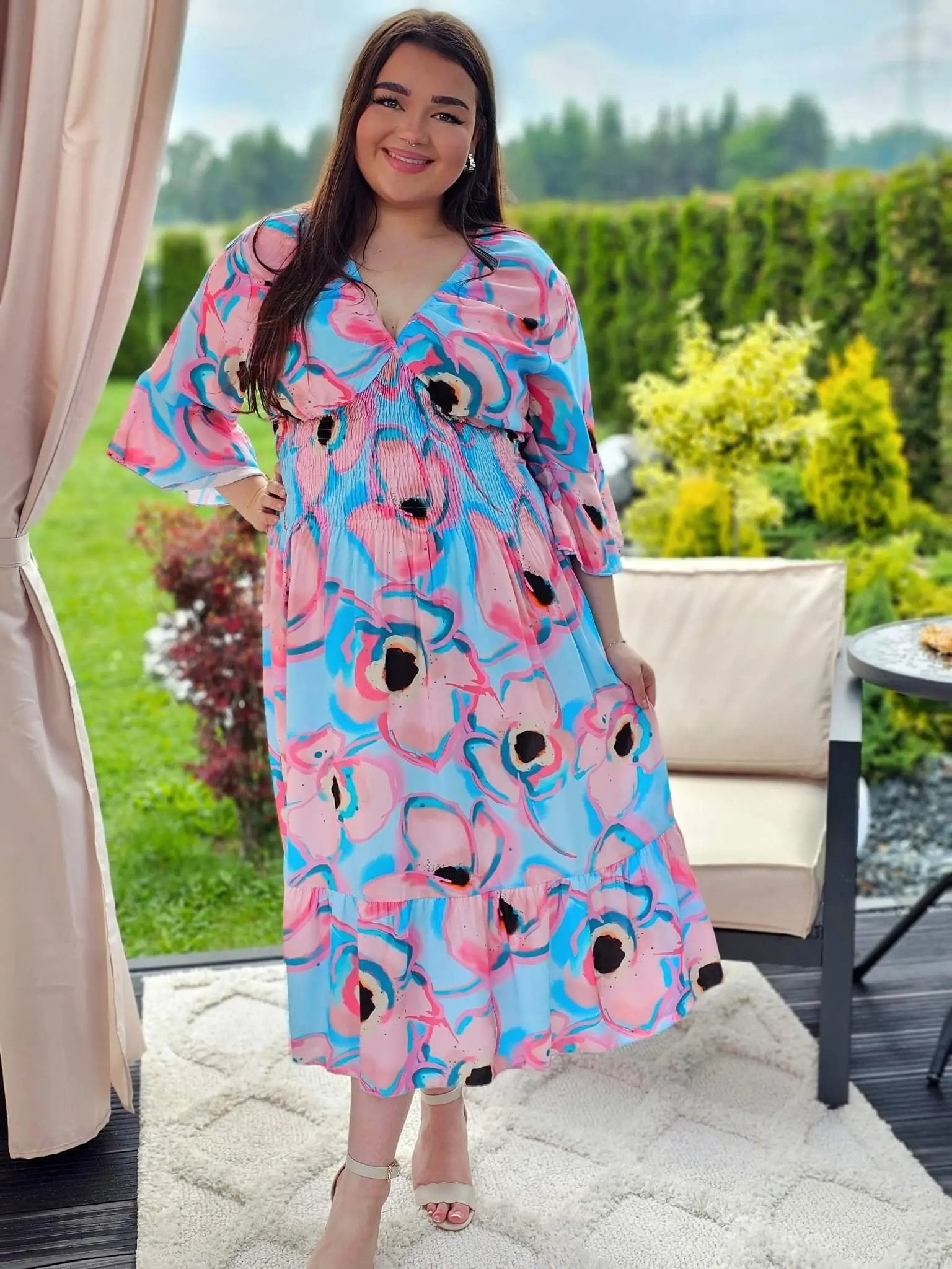 Sukienka z dekoltem V z gumka w tali , wzór po całości - dwa kolory Stylowa XL