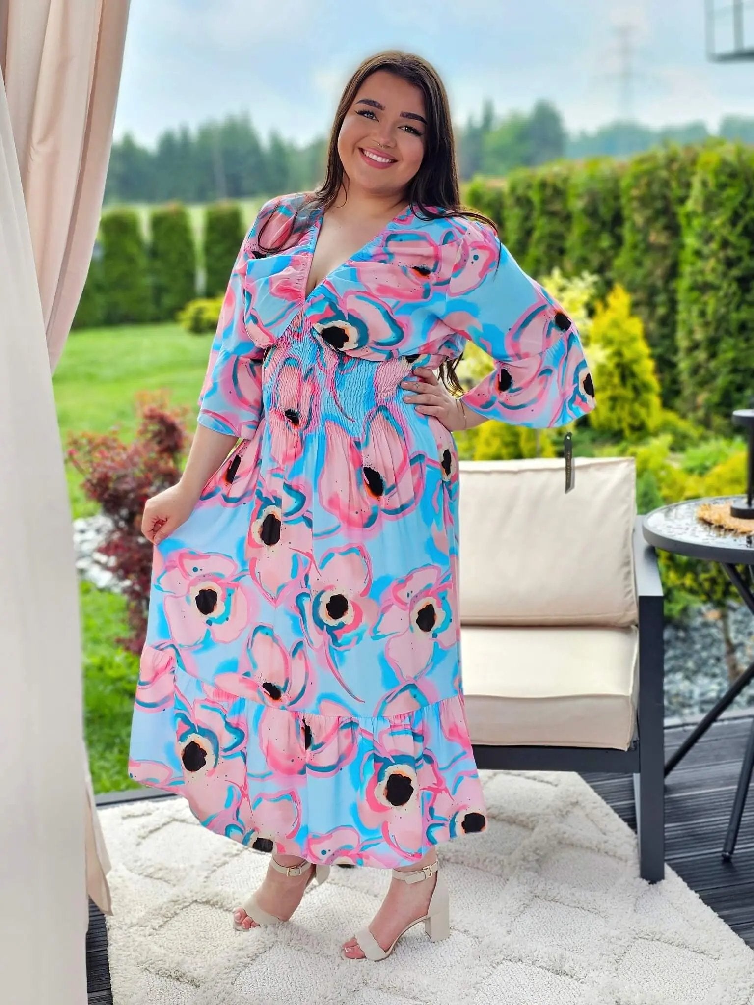 Sukienka z dekoltem V z gumka w tali , wzór po całości - dwa kolory Stylowa XL