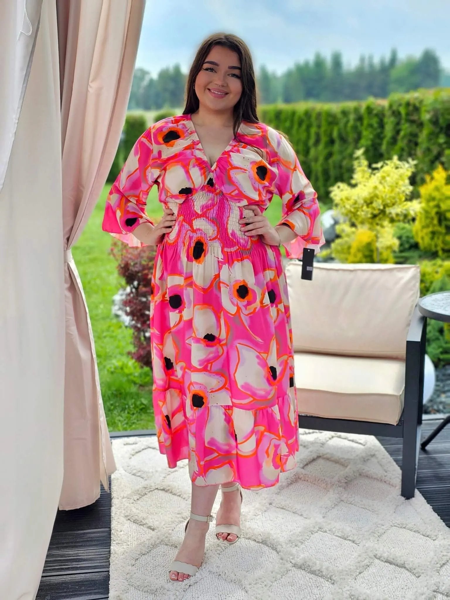 Sukienka z dekoltem V z gumka w tali , wzór po całości - dwa kolory Stylowa XL