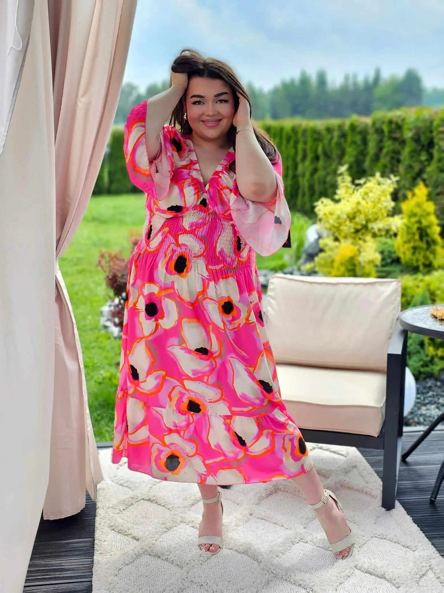 Sukienka z dekoltem V z gumka w tali , wzór po całości - dwa kolory Stylowa XL