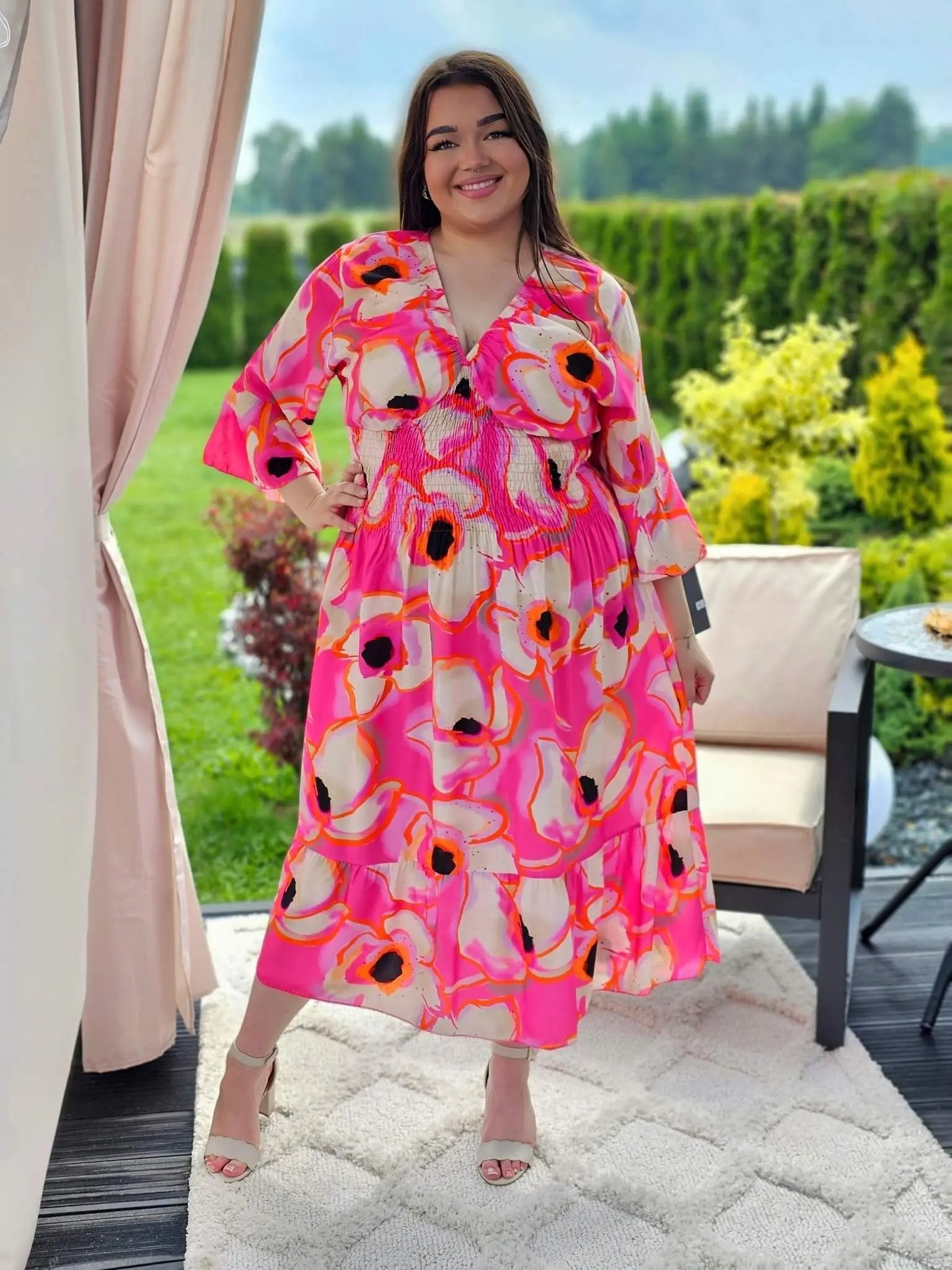 Sukienka z dekoltem V z gumka w tali , wzór po całości - dwa kolory Stylowa XL