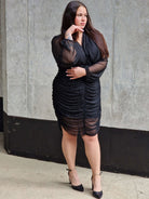 Sukienka z drapowaniem i delikatnym blaskiem Stylowa XL