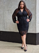 Sukienka z drapowaniem i delikatnym blaskiem Stylowa XL